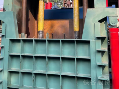 江陰產(chǎn)250噸立式打包機(jī)，包塊1.1?1.6米圖3