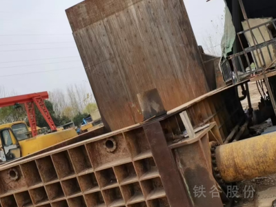 江陰華磊315噸打包機(jī)，3米乘3.5米包700帶油出售圖2