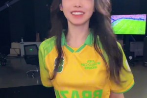 巴西3比0擊敗海地，美娜在演播室直接來了一段尬舞
