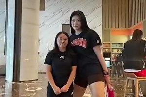 李夢有多魁梧？此前她和粉絲合影，身材幾乎是對方兩倍！