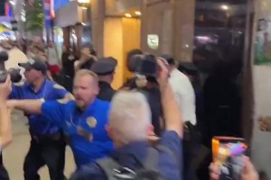 尼克斯球迷G4賽后到底有多瘋狂？警察不得不動(dòng)用催淚彈制止！
