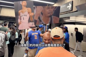 殺入又誅心！尼克斯球迷手舉惡搞文班海報參加奪冠游行