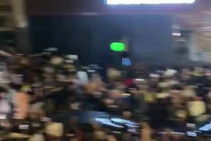 尼克斯奪冠后，在紐約的球迷集體在街頭高喊：“法克文班”！