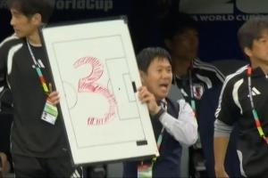 森保一教練團(tuán)隊(duì)通過戰(zhàn)術(shù)板直接標(biāo)注“1”、“3”、“45”來指導(dǎo)場(chǎng)內(nèi)球員