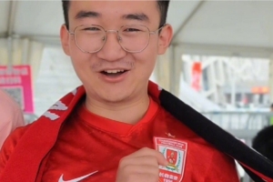 我們攜手成為第12人，共同為亞泰加油祝福！高考學(xué)子走進(jìn)奧體場助威