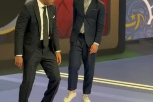 松弛感拉滿！亨利和伊布在演播間秀球感引歡呼