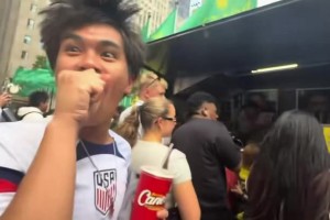馬奎爾雖然沒去世界杯，但他跑到紐約去賣專輯卡包了 ~