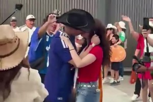 玩得真花！日本球迷在墨西哥和當(dāng)?shù)孛米佑钟H又抱，又扭又跳