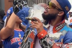 11年生涯終圓夢！唐斯在游行大巴上是真嗨皮啊