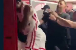 慢鏡回看納恩與對(duì)手沖突，被人一拳直取下巴！