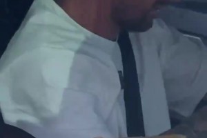 球迷將球衣扔給梅西，梅西卻微笑撿起球衣簽上名字，然后遞了回去
