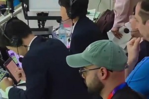 實(shí)拍：終場哨響瞬間，樸智星在解說席上激動握拳慶祝！
