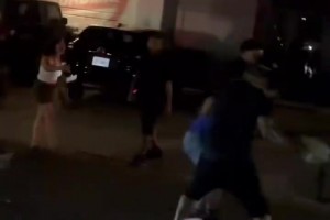 馬刺球迷的復(fù)仇？一位身穿尤因球衣的尼克斯球迷被馬刺球迷暴揍！