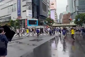 其他視角：平時(shí)刻燃爆清晨！日本隊(duì)絕平后，十字路口秒變狂歡海洋