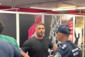 揮拳相向！納恩在希臘聯(lián)賽與對(duì)手發(fā)生沖突，被對(duì)方一拳打臉