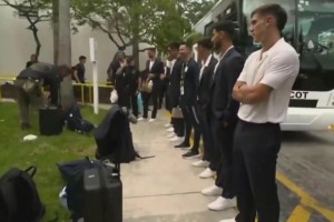 烏拉圭隊抵達美國參加世界杯時，遭到警犬搜查和全面的安全檢查