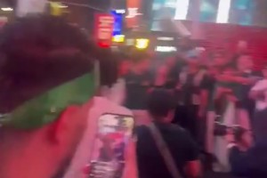 不和諧！賽前阿根廷球迷和阿爾及利亞球迷在時代廣場發(fā)生沖突