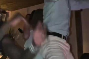 JR在騎士奪冠10年聚會(huì)上騷氣舞動(dòng)，身后還兩位性感女郎