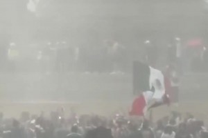 盡管大雨傾盆，墨西哥球迷們?nèi)栽谇驁?chǎng)外慶祝戰(zhàn)勝南非隊(duì)！