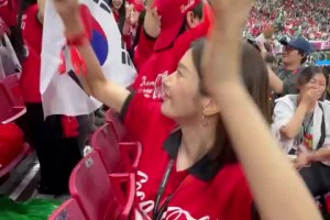 現(xiàn)場實拍：韓國女星權(quán)恩妃和球迷們一起慶祝韓國進(jìn)球