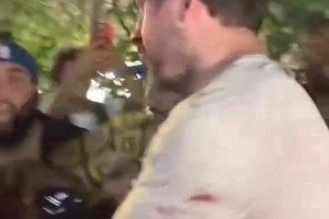 這兄弟在紐約主場竟敢穿馬刺球衣 被打一頓+脫了球衣才能走..