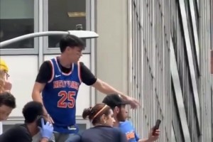 尼克斯奪冠慶典離譜一幕！美女救醒一球迷 卻遭對(duì)方強(qiáng)行索吻