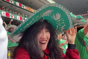 小姐姐遭殃了！墨西哥進(jìn)球現(xiàn)場狂撒啤酒