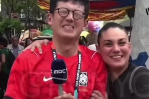 意外福利！韓國記者被墨西哥女球迷強(qiáng)吻，害羞反應(yīng)全網(wǎng)瘋傳
