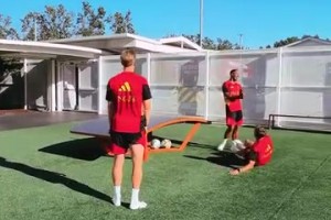 玩桌上足球也勝負(fù)欲拉滿的德布勞內(nèi)！比利時日常訓(xùn)練！