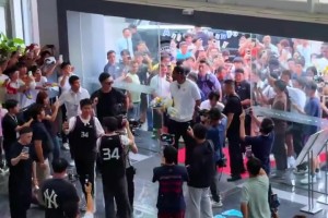 字母哥現(xiàn)身奇瑞4S店，一進門全場高喊MVP！