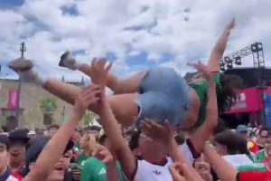 女球迷被一群男球迷拋向空中，結(jié)果把人妹子砸到一人頭上
