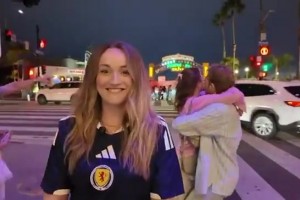 蘇格蘭女球迷正在錄視頻，后面的情侶就抱著啃起來(lái)了