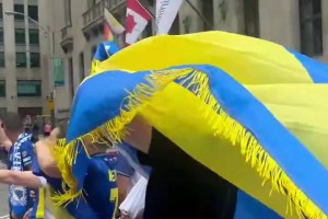 加拿大球迷和波黑球迷在多倫多街頭隔空對峙