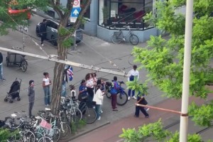 佛得角球迷在國(guó)內(nèi)街頭慶祝戰(zhàn)平西班牙，鳴笛歡呼響徹街道！