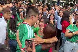 韓流影響力！墨西哥女球迷們搶著和韓國男球迷接吻