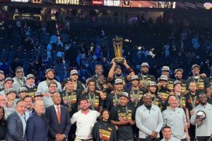 一年兩冠歷史首隊(duì)！去年尼克斯勝馬刺奪NBA杯冠軍捧杯時(shí)刻