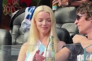 好萊塢女星安雅·泰勒-喬伊身穿阿根廷球衣觀看巴拉圭對陣美國