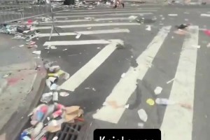 昨日尼克斯奪冠， 紐約球迷在街頭瘋狂慶祝，留下一地垃圾