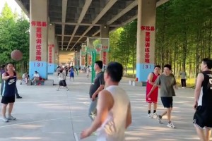 神仙野球場(chǎng)，建在高架橋下面，夏天打球不會(huì)被太陽(yáng)曬