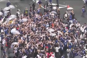 震撼！得知日本隊(duì)絕平后，澀谷十字路口的上班族們陷入瘋狂！