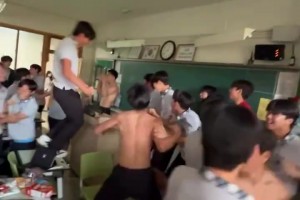 實(shí)拍：韓國學(xué)生們集體在教室慶祝韓國贏球，甚至有學(xué)生脫衣慶祝