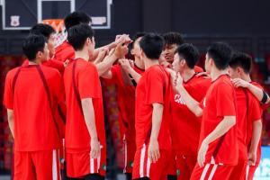 直播吧：21日男籃熱身賽對(duì)陣澳大利亞，隊(duì)伍以年輕球員為主，新星悉數(shù)在列