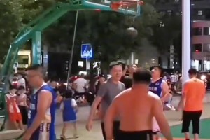 文班亞馬來防心態(tài)都得崩！野球場(chǎng)這哥不看上籃到底怎么防？