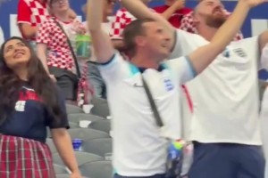 嗨翻了！英格蘭4-2勝克羅地亞！英格蘭球迷高舉大力神杯慶祝