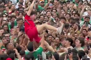 這就是世界杯！墨西哥球迷們圍著一個韓國球迷慶祝，氛圍好歡樂