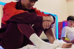 萬項(xiàng)小時(shí)候個性簽名：“我想踢出世界杯”