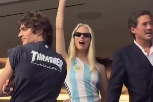 小蠻腰！女星安雅·泰勒-喬伊身穿場邊阿根廷球衣扭舞