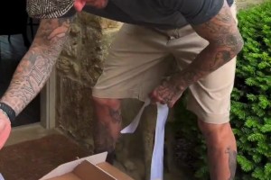 維多利亞分享了一段溫馨視頻，貝克漢姆的父親節(jié)禮物是兩只小公雞
