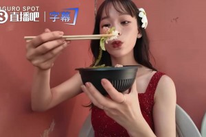 上田綺世的名模老婆吃飯被鳥搶劫，瞬間變成表情包~