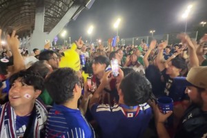 藍(lán)色海洋！日本球迷賽后集體嗨皮大喊：日本！日本！